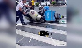 外卖小哥免费吃瓜,夏日清凉福利来袭！